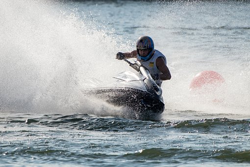 Une bouée tractée, une activité nautique pour faire monter l’adrénaline